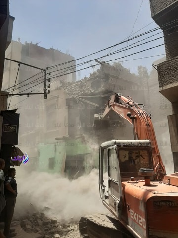 إزالة عقار آيل للسقوط بشارع الديري بمدينة بنى سويف