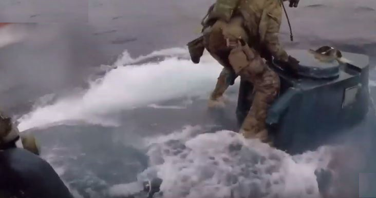 مطاردة حية بين قوات أمريكية وغواصة محملة بالمخدرات