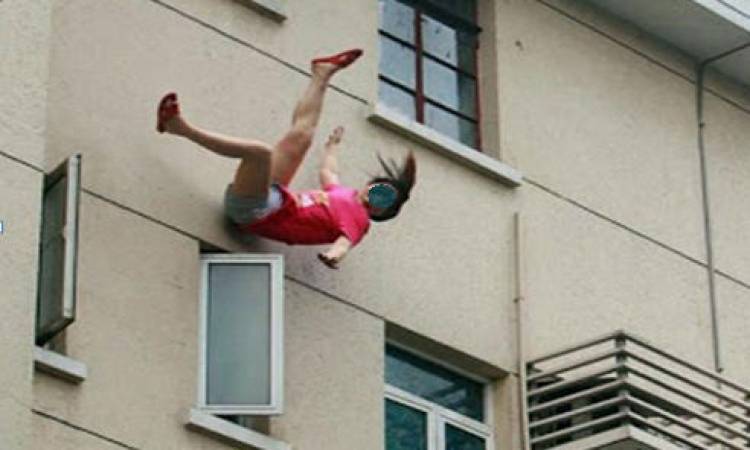 سقوط فتاة من شرفة منزلها بالمقطم