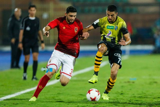 طاهر محمد طاهر فى صراع على الكرة مع كريم نيدفيد لاعب الأهلى