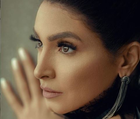 فستان شيفون قصير.. روجينا تخضع لجلسة تصوير جديدة