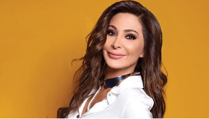 فستان كاروهات.. سعر صادم لأخر إطلالات إليسا