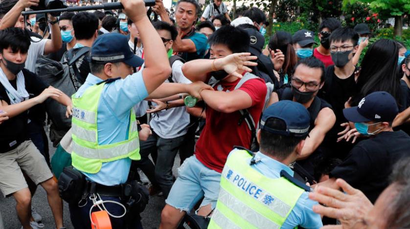 اشتباكات بين قوات الشرطة ومتظاهرين في هونج كونج