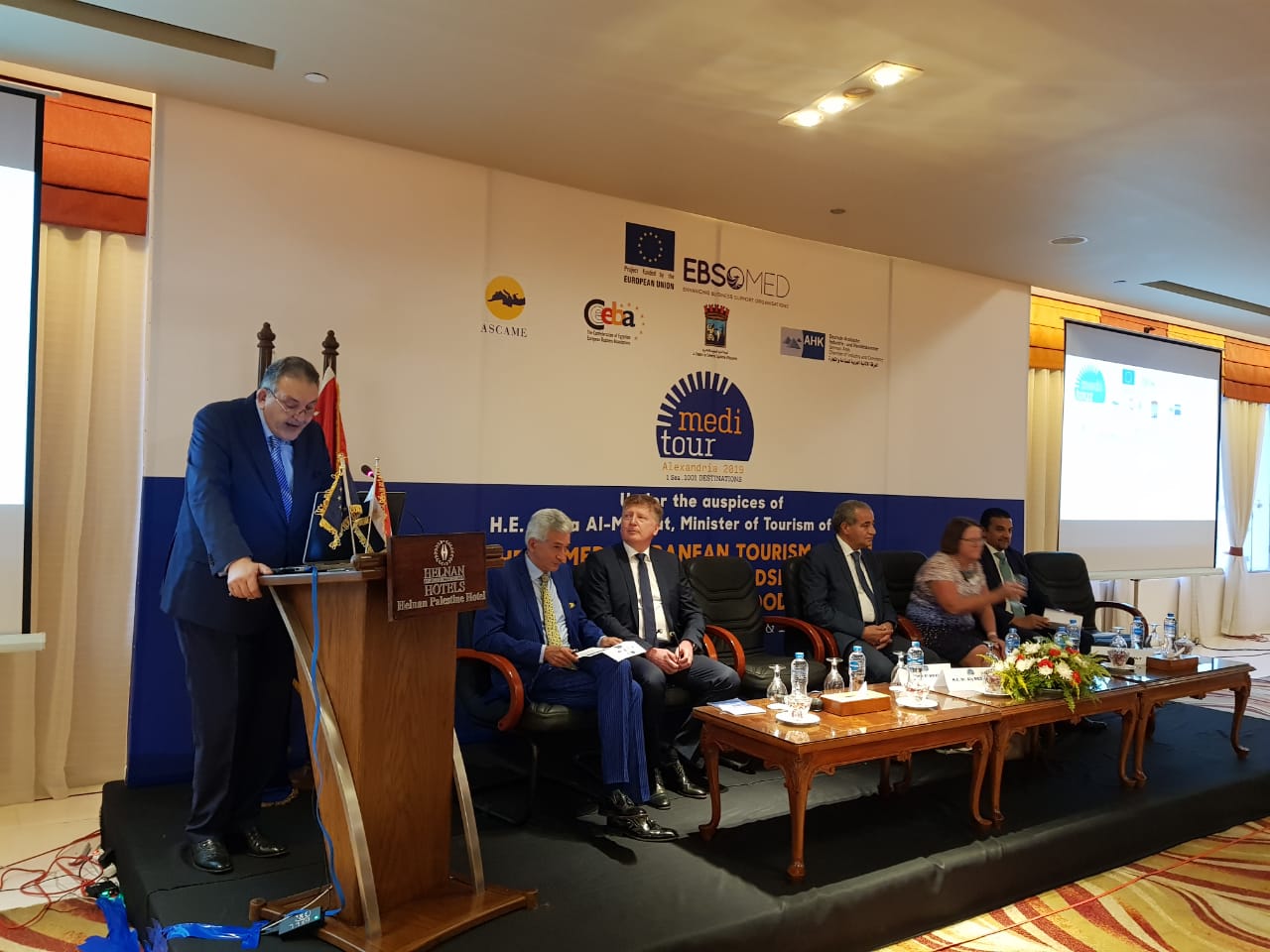 خلال المؤتمر 