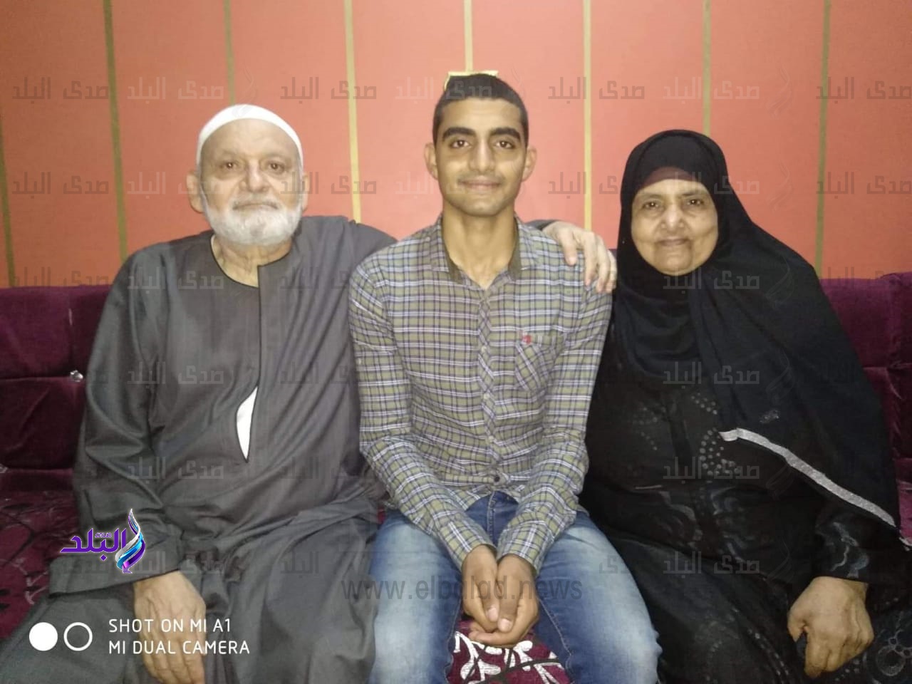 الطالب محمد عزت مع والديه