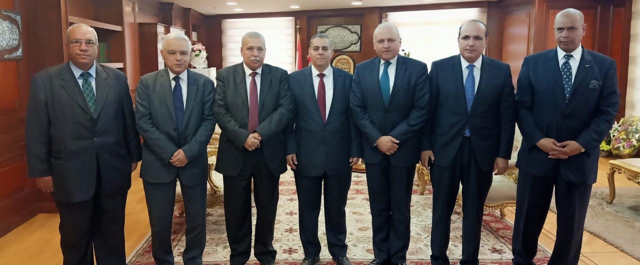 رئيس هيئة النيابة الإدارية ووفد جامعة القاهرة 