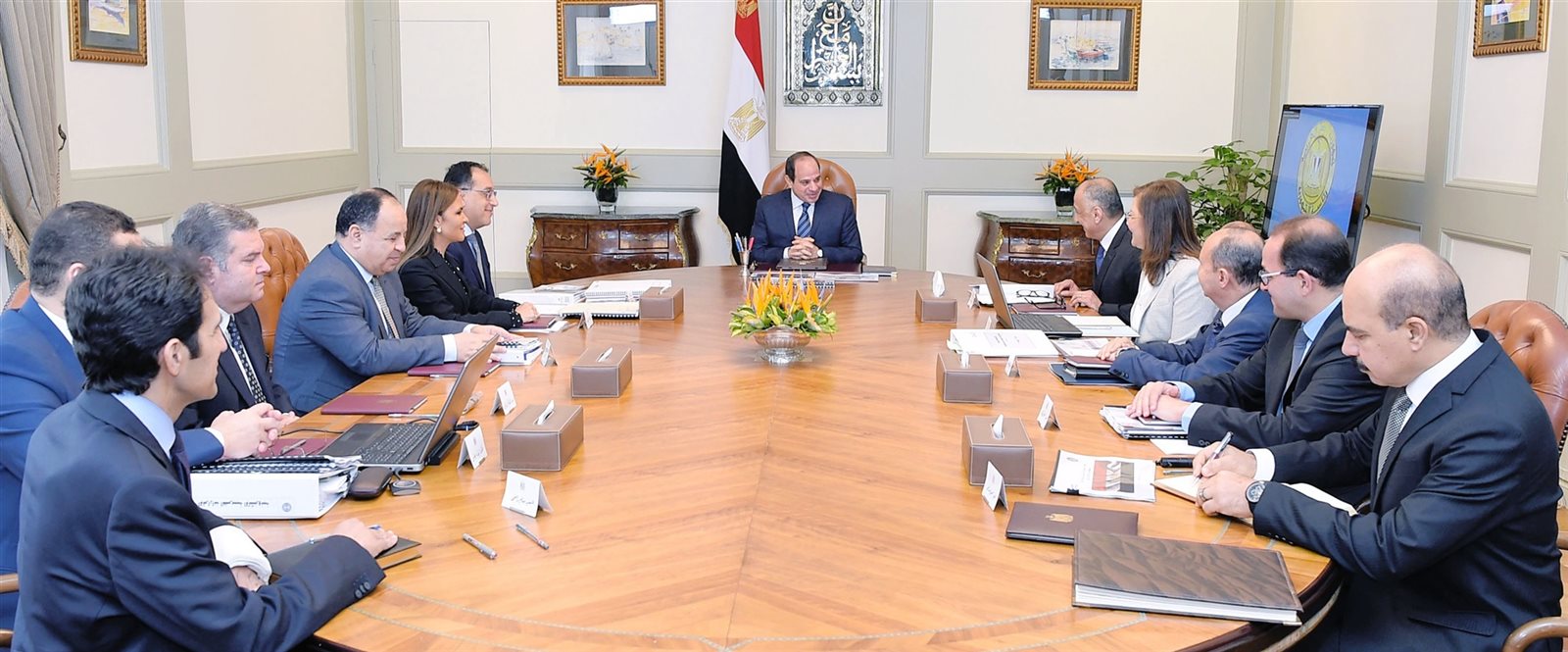 الرئيس يجتمع مع المجموعة الوزارية الاقتصادية