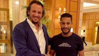 أثناء التوقيع