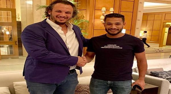 أحمد على مع مسئولى بيراميدز 