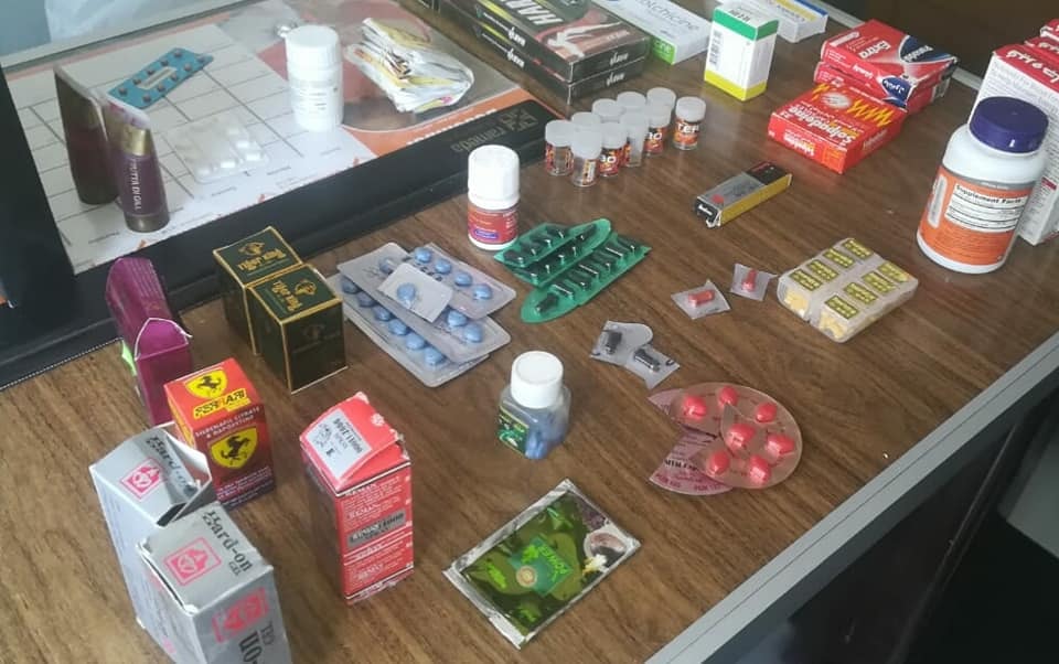 ضبط أدوية منتهية الصلاحية وغلق عدد من الصيدليات بدمياط