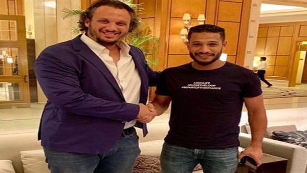 أحمد على مع مسئول بيراميدز أحمد على مع مسئول بيراميدز