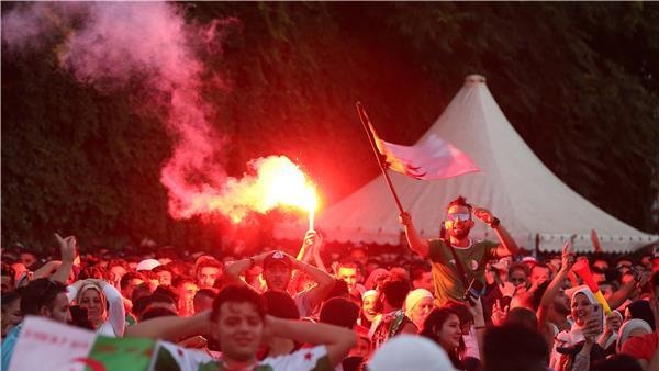 جانب من احتفال جماهير الجزائر بعد التأهل للنهائي