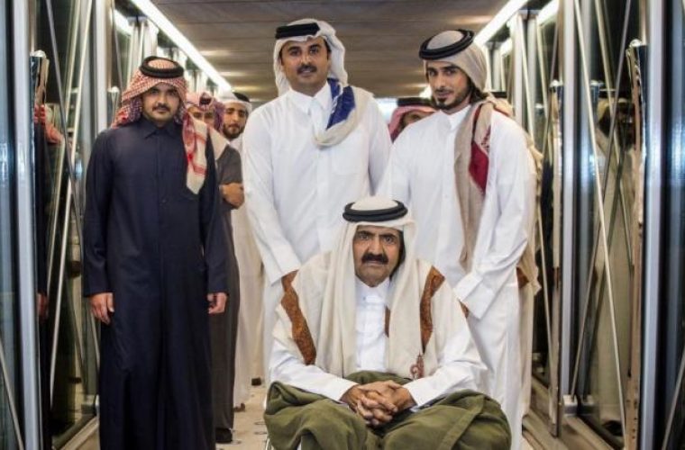 أمير قطر تميم ووالده حمد 