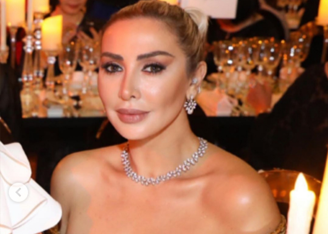 جويل مردينيان تظهر بإطلالة مثيرة