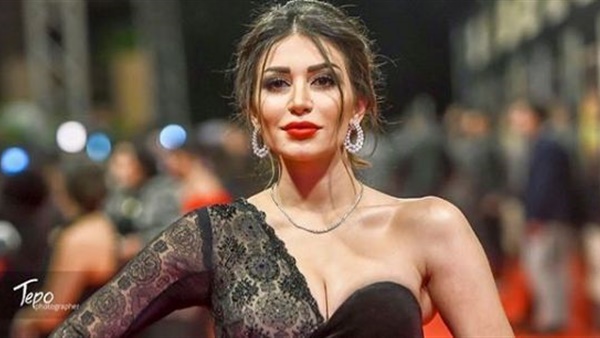 بفستان اخضر.. سارة نخلة تبرز انوثتها في اسطنبول بفستان اخضر.. سارة نخلة تبرز انوثتها في اسطنبول