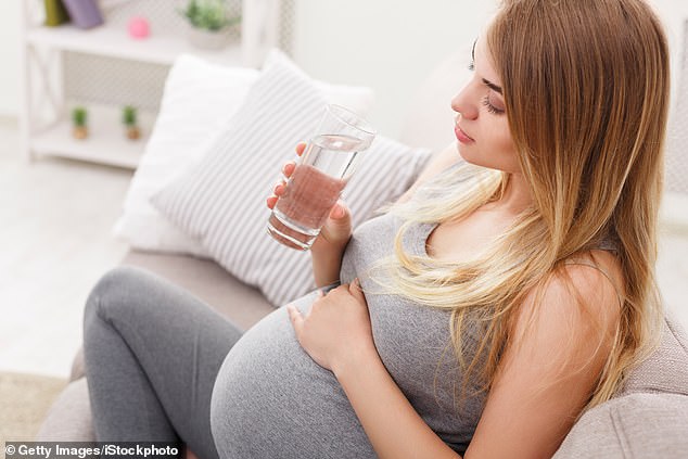 مواد سامة تنتقل لحليب الأم وللجنين في الرحم