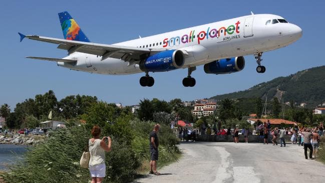 هبوط مرعب لطائرة بريطانية قرب رؤوس السائحين