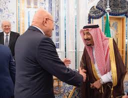 الملك سلمان اثناء لقائه رؤساء حكومات لبنان السابقين الملك سلمان اثناء لقائه رؤساء حكومات لبنان السابقين