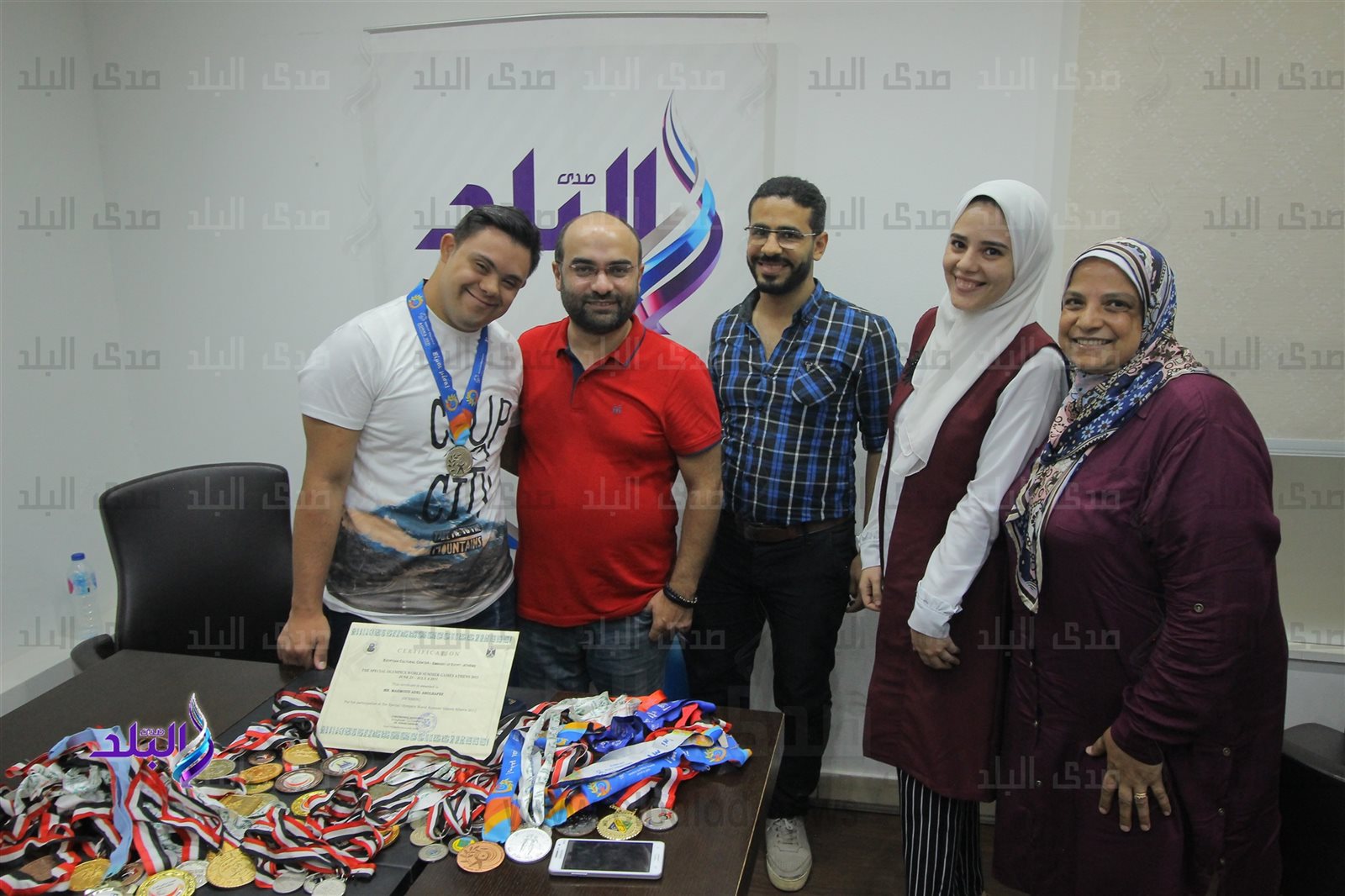 محمود عادل ووالدته في ضيافة صدى البلد