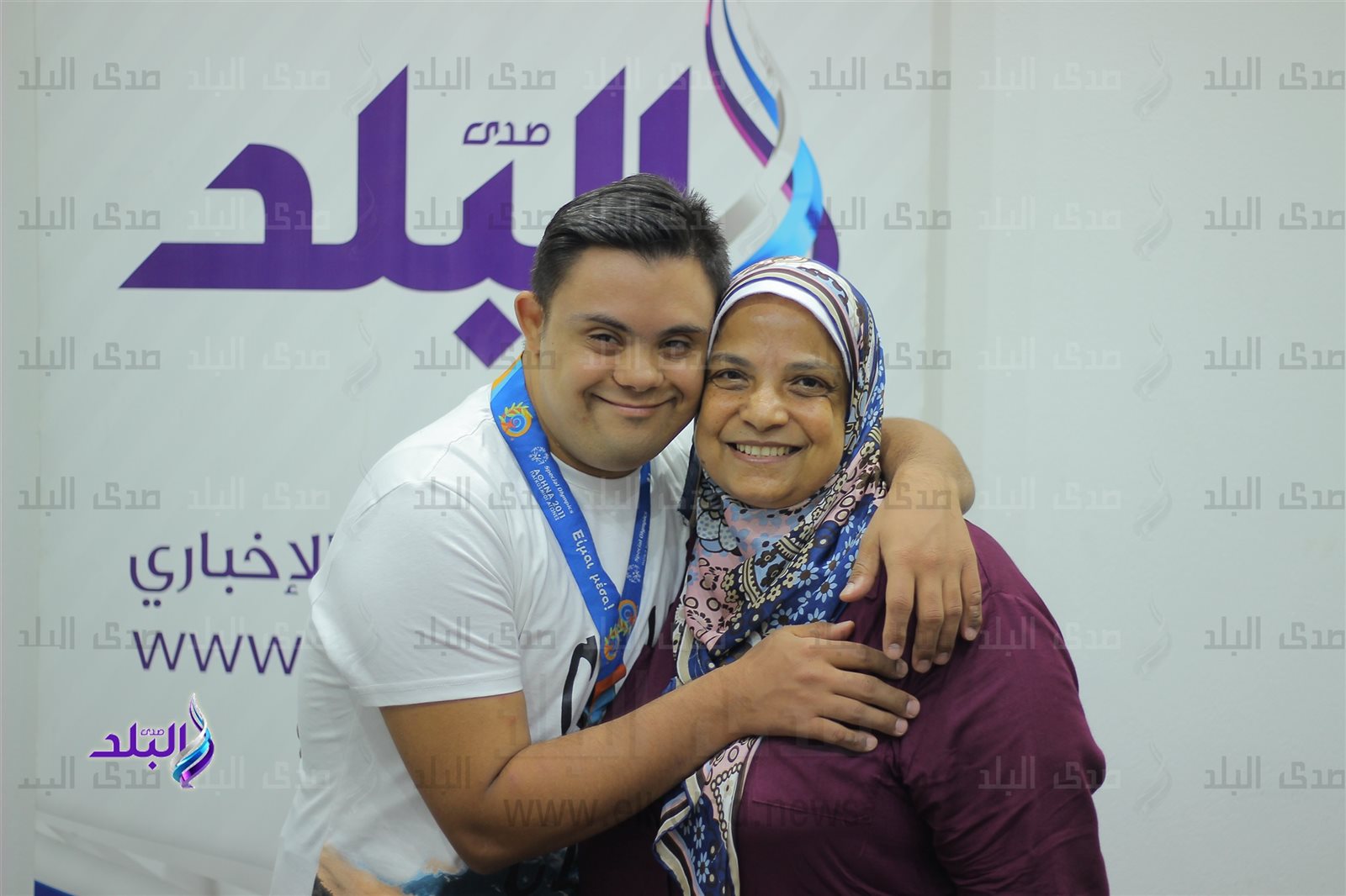 محمود عادل ووالدته في ضيافة صدى البلد