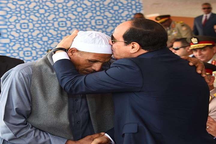 تقبيل السيسي رأس والد شهيد