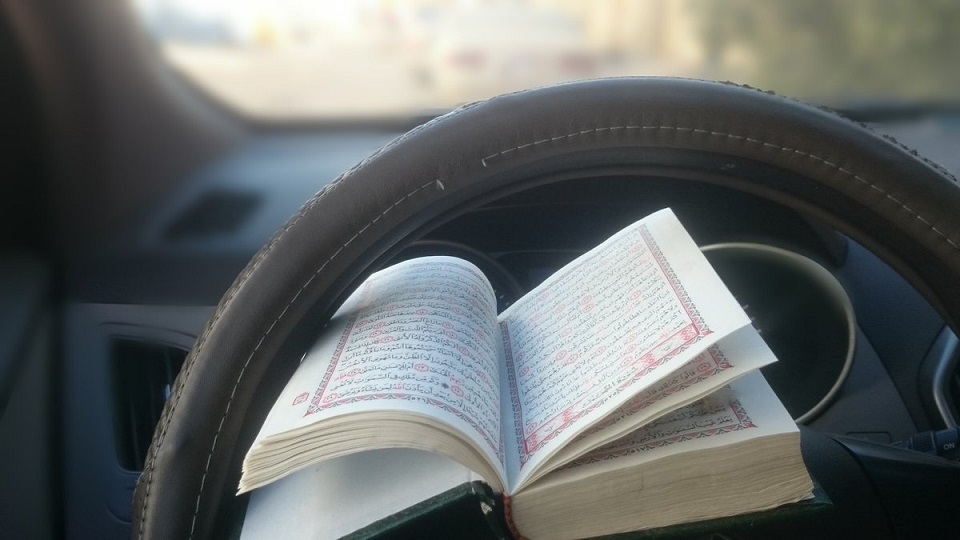 هل وضع المصحف الشريف في السيارات يحفظها