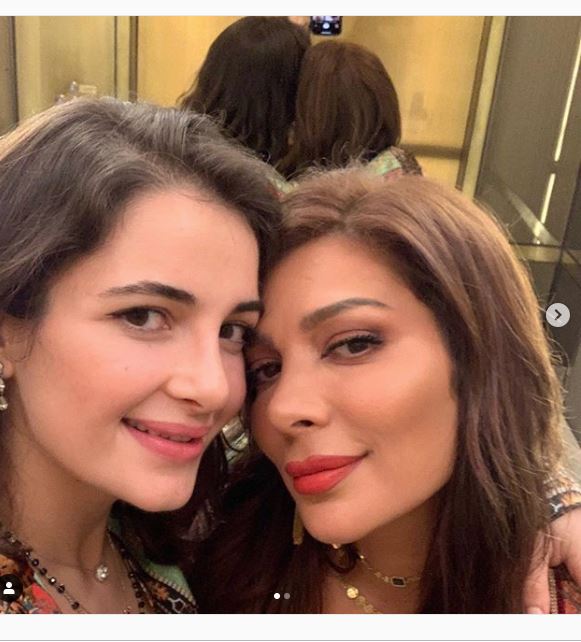 بأطلالة مشابهة ...أصالة تبدى أعجابها بأبنتها شام