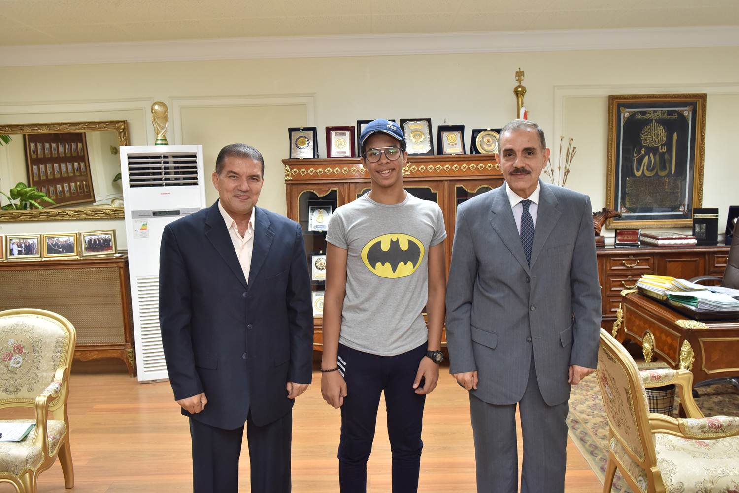 محافظ أسيوط يستقبل محمد طارق لاختياره في مخيم كشفي عالمي 