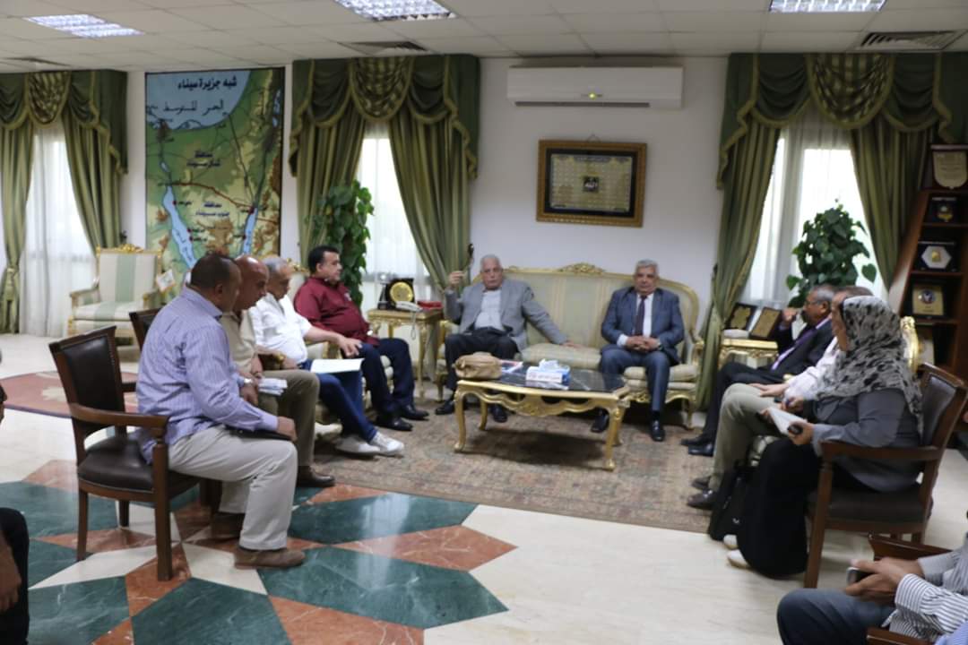 محافظ جنوب سيناء يستعرض مشروعات الطرق والإسكان البدوي