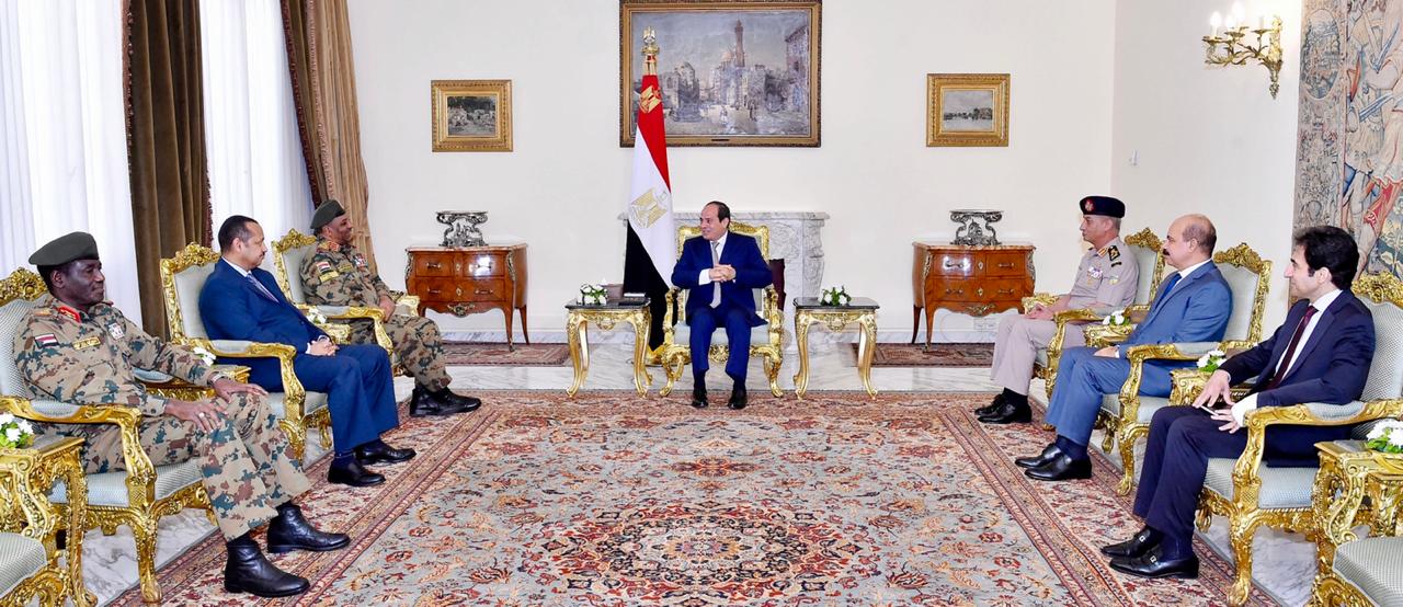 الرئيس عبد الفتاح السيسي خلال لقائه رئيس الأركان السودانى الرئيس عبد الفتاح السيسي خلال لقائه رئيس الأركان السودانى