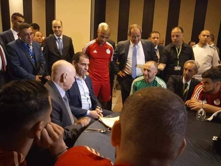 رئيس الجزائر مع لاعبى الخضر