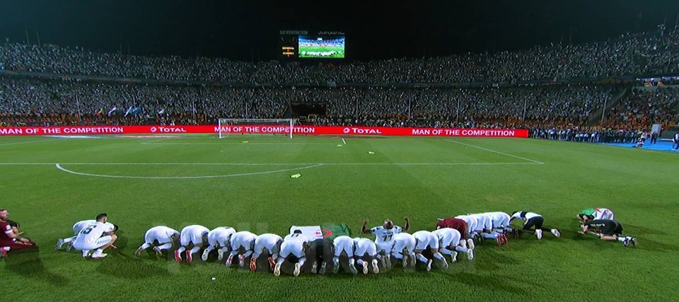 سجدة شكر وفرحة لاعبي الجزائر بعد الفوز على السنغال فى نهائى 