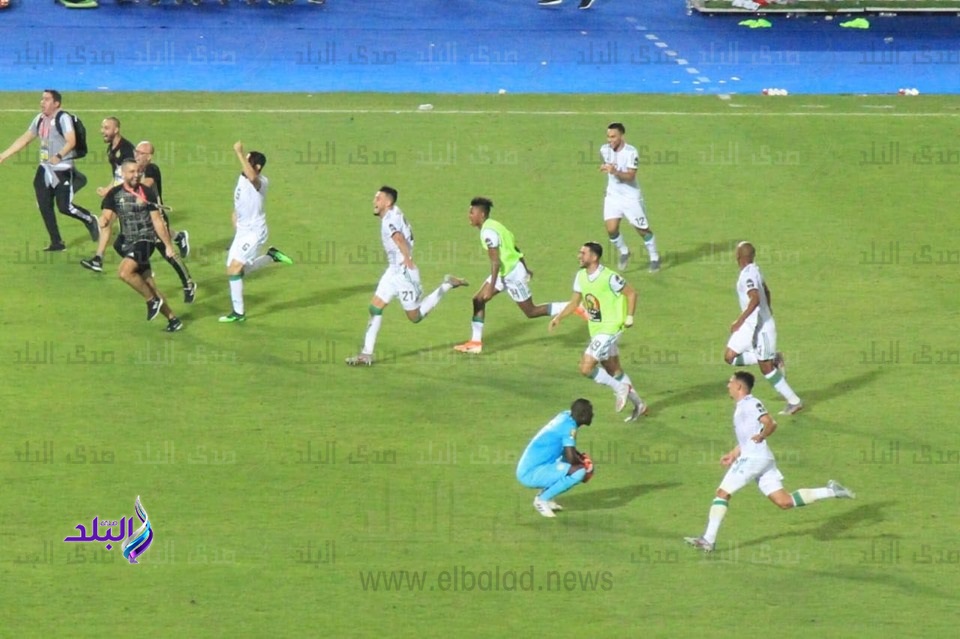 فرحة لاعبو الجزائر بعد التتويج ويحملون جمال بلماضي علي اعناق
