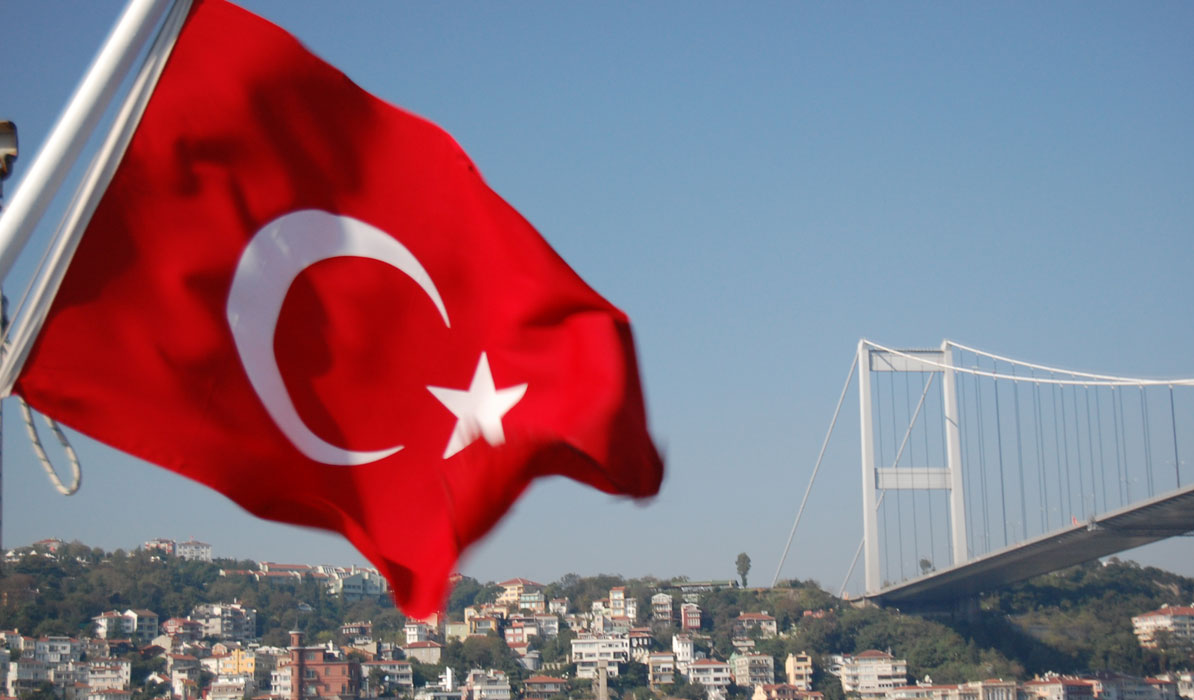 إعتداء وحشي على السياح بحماية الشرطة فى تركيا إعتداء وحشي على السياح بحماية الشرطة فى تركيا