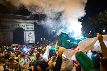 الاحتفالات بالجزائر في فرنسا