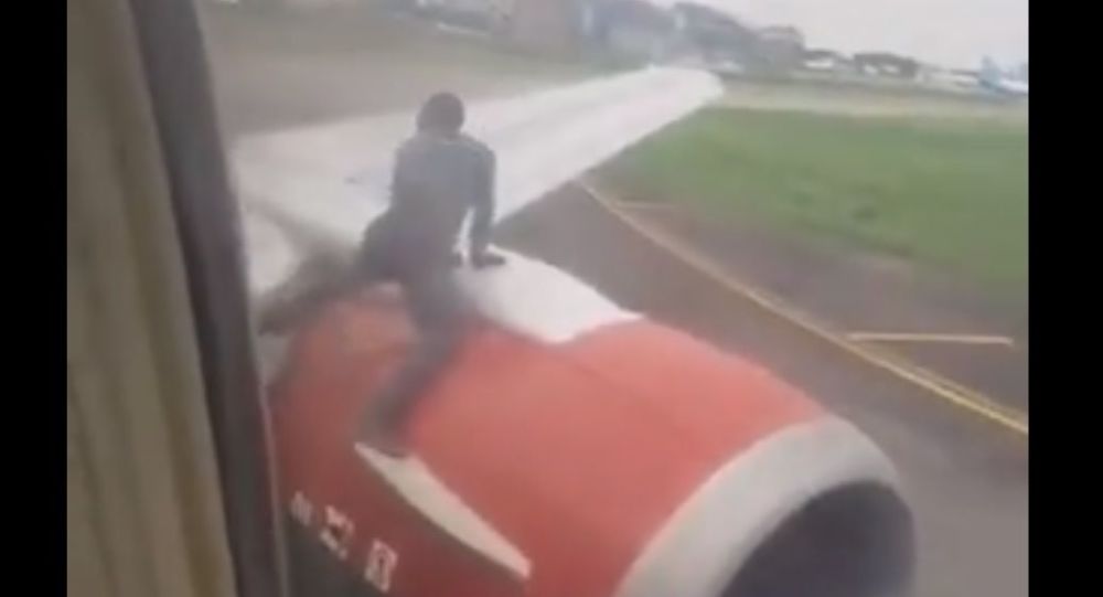 مجهول يتسلق جناح طائرة نيجيرية أثناء إقلاعها