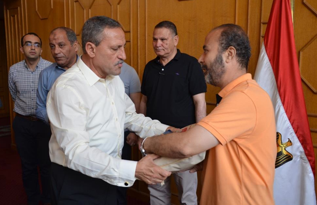 محافظ الإسماعيلية يسلم تأشيرات حجاج الجمعيات الأهلية محافظ الإسماعيلية يسلم تأشيرات حجاج الجمعيات الأهلية