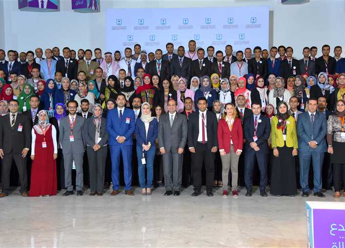الرئيس السيسى يتوسط المشاركين فى أحد مؤتمرات الشباب- أرشيفية
