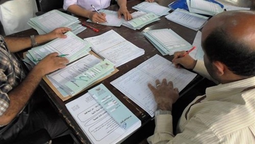 تصحيح أوراق إجابات الطلاب - تعبيرية