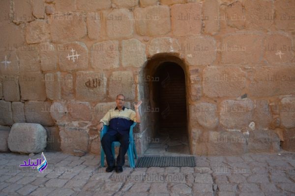 باب الحجاج القديم الذي يدخله زوار دير سانت كاترين باب الحجاج القديم الذي يدخله زوار دير سانت كاترين