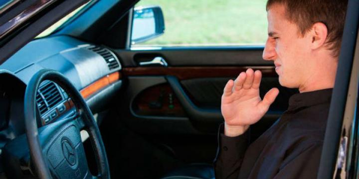 رائحة بنزين داخل السيارة