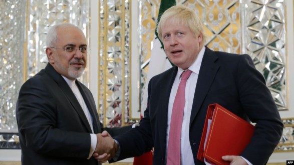 ظريف يهنئ جونسون: إيران لا تسعى لمواجهة مع بريطانيا