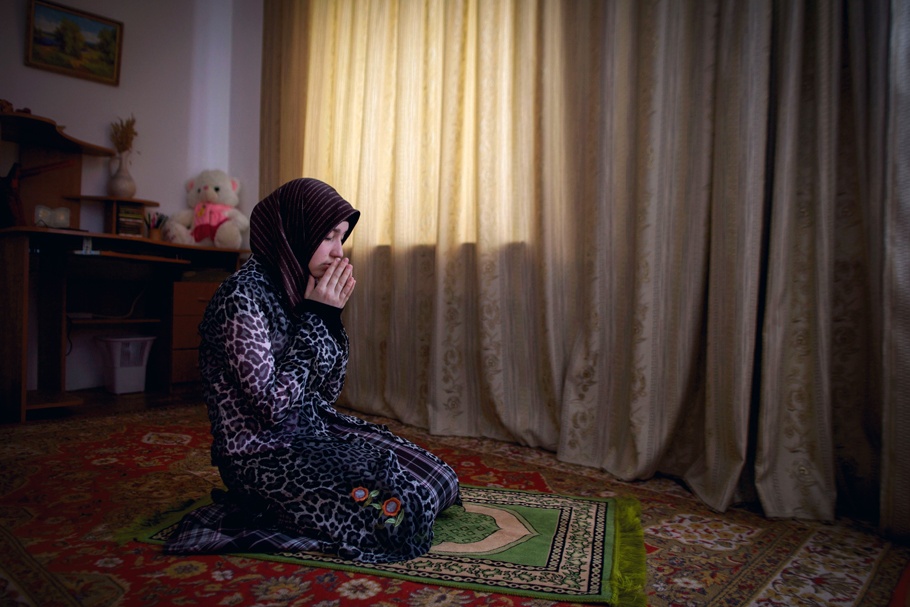 أمين الفتوى يوضح حكم صلاة المرأة وهى تحمل طفلها لعدم البكاء أمين الفتوى يوضح حكم صلاة المرأة وهى تحمل طفلها لعدم البكاء