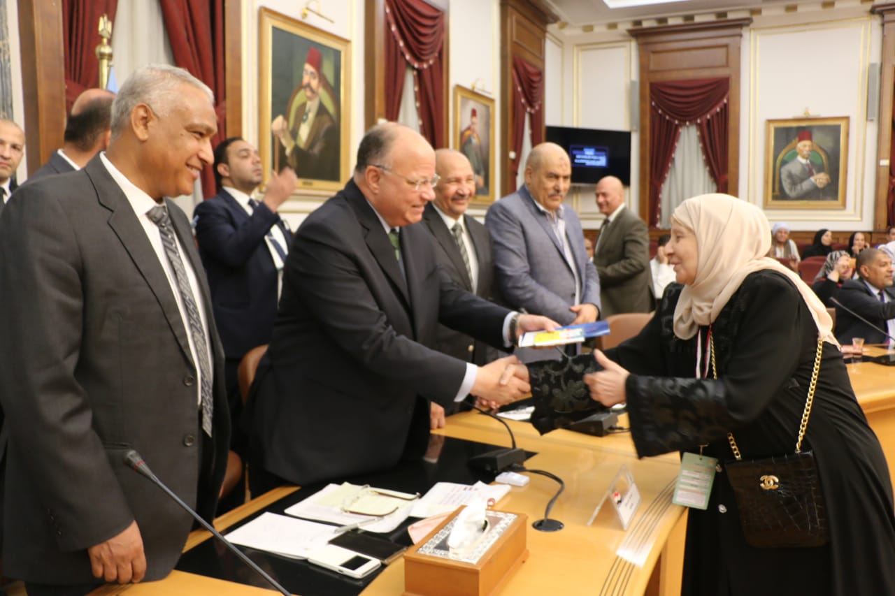محافظ القاهرة يوزع تأشيرات وأغراض الحج لحجاج الجمعيات محافظ القاهرة يوزع تأشيرات وأغراض الحج لحجاج الجمعيات