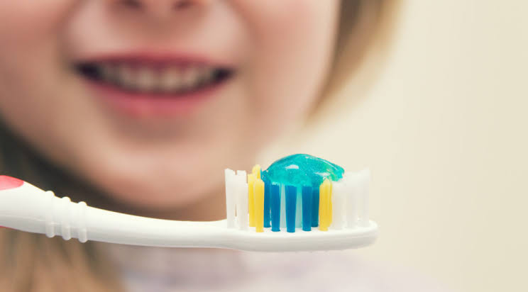 إضرار غير متوقعة لاستخدام معجون أسنان الكبار  للاطفال