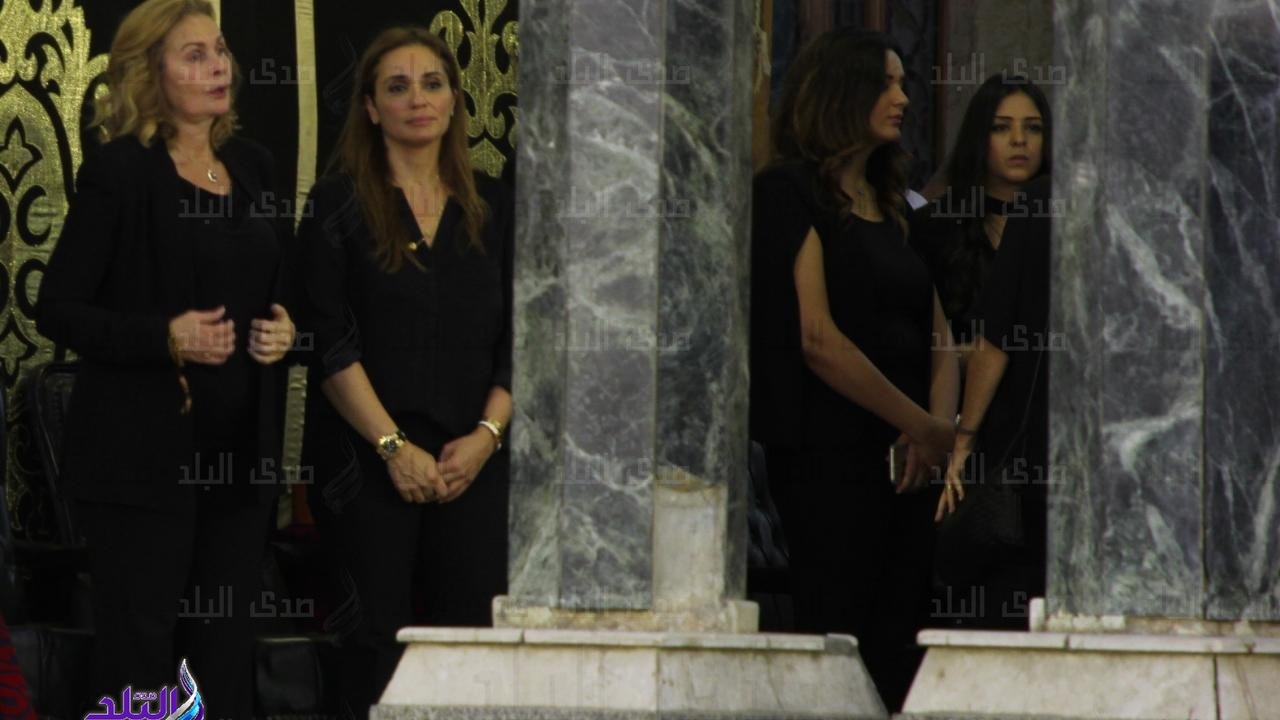 يسرا تتلقى عزاء والدتها