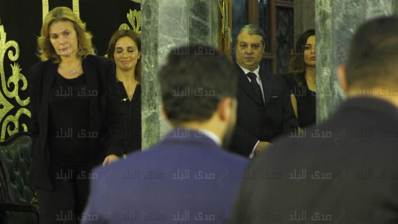 يسرا تتلقى عزاء والدتها يسرا تتلقى عزاء والدتها