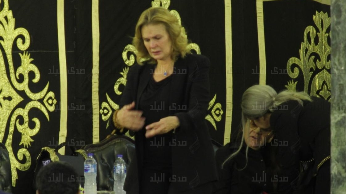 يسرا تتلقى عزاء والدتها