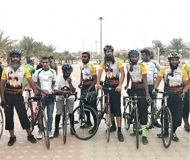 حجاج يسافرون باستخدام الدراجات حجاج يسافرون باستخدام الدراجات