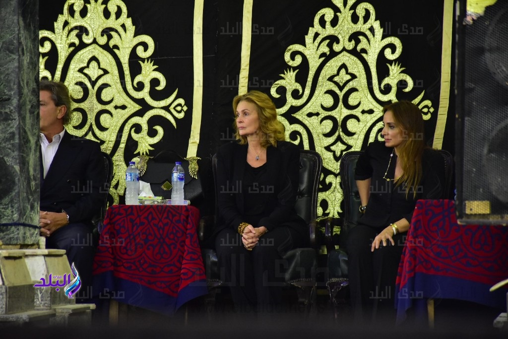 يسرا تتلقى عزاء والدتها